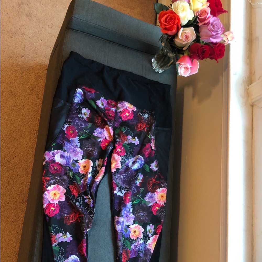 Workout pants with mesh panels and pockets